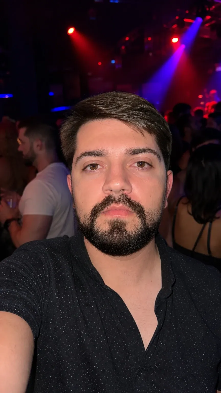 O Dublê Digital do Junior faz uma selfie numa festa com luzes coloridas
